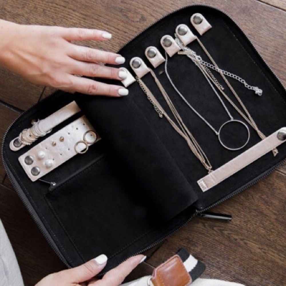 Halston Jewelry Portfolio Case, Travel Organizer Bag Necklace Earrings Ring 5110